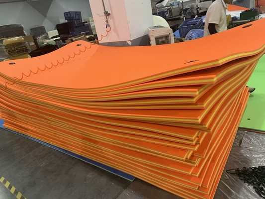 Matraques flottantes OEM en mousse d'eau pour activités en plein air Solution de production résistante aux intempéries