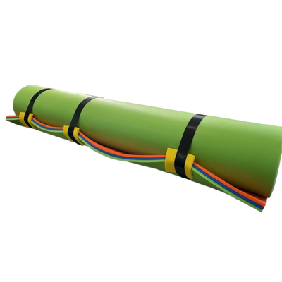 Taille personnalisée Couleur Tapis d'eau flottant 3 couches de mousse XPE résistant aux larmes avec un tapis flottant élastique Bungee Tether