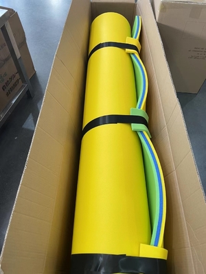 Taille personnalisée Couleur Tapis d'eau flottant 3 couches de mousse XPE résistant aux larmes avec un tapis flottant élastique Bungee Tether