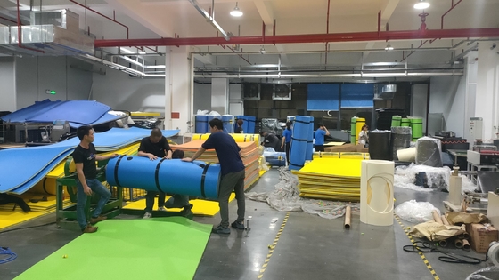 Pâtes flottantes à l'eau de l'usine directe 3 couches épaisses XPE mousse tapis flottant piscine lac