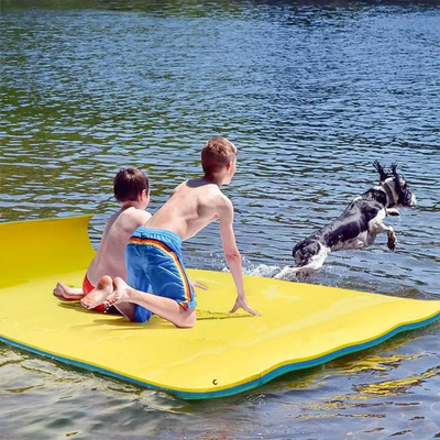 Pâtes flottantes à l'eau de l'usine directe 3 couches épaisses XPE mousse tapis flottant piscine lac