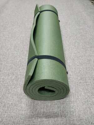 Tapis de couchage imperméable et portable avec sangles pour le camping, la randonnée et le backpacking
