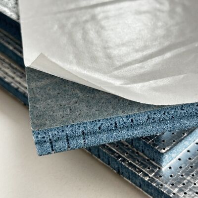 Polyolefine PO en mousse acoustique à cellules semi-ouvertes avec couche de papier d'aluminium et support adhésif Plaques d'isolation à réduction du bruit de qualité supérieure résistantes au feu et faciles à installer pour les systèmes de ventilation